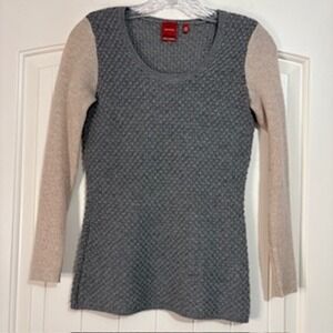 RED Saks Fifth Avenue 100% Cashmere Sweater XS‎ Grey Beige Knit Long Sleeve